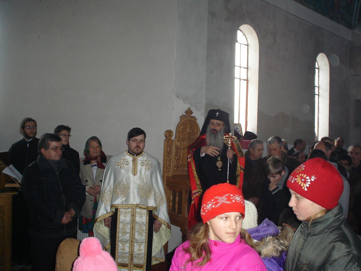 Mitropolitul in mijlocul credinciosilor